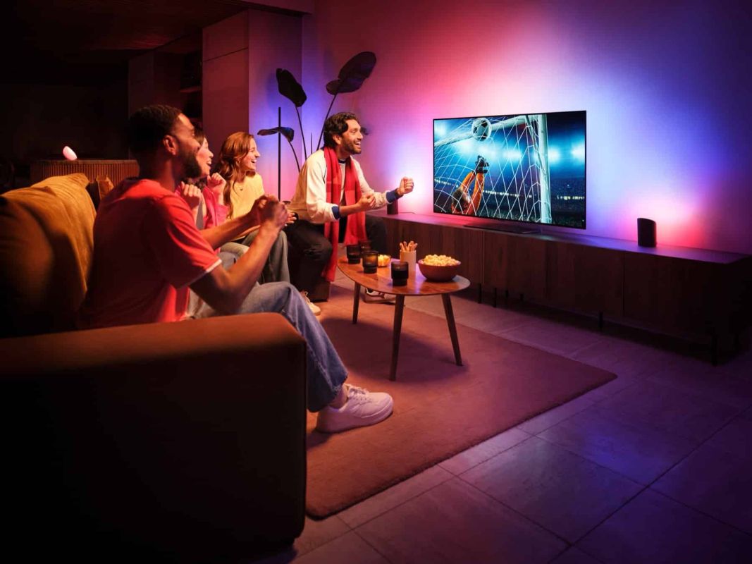 World Cup tại nhà: Đừng chỉ xem bóng đá, hãy sống trọn cảm xúc cùng Philips Hue và WiZ