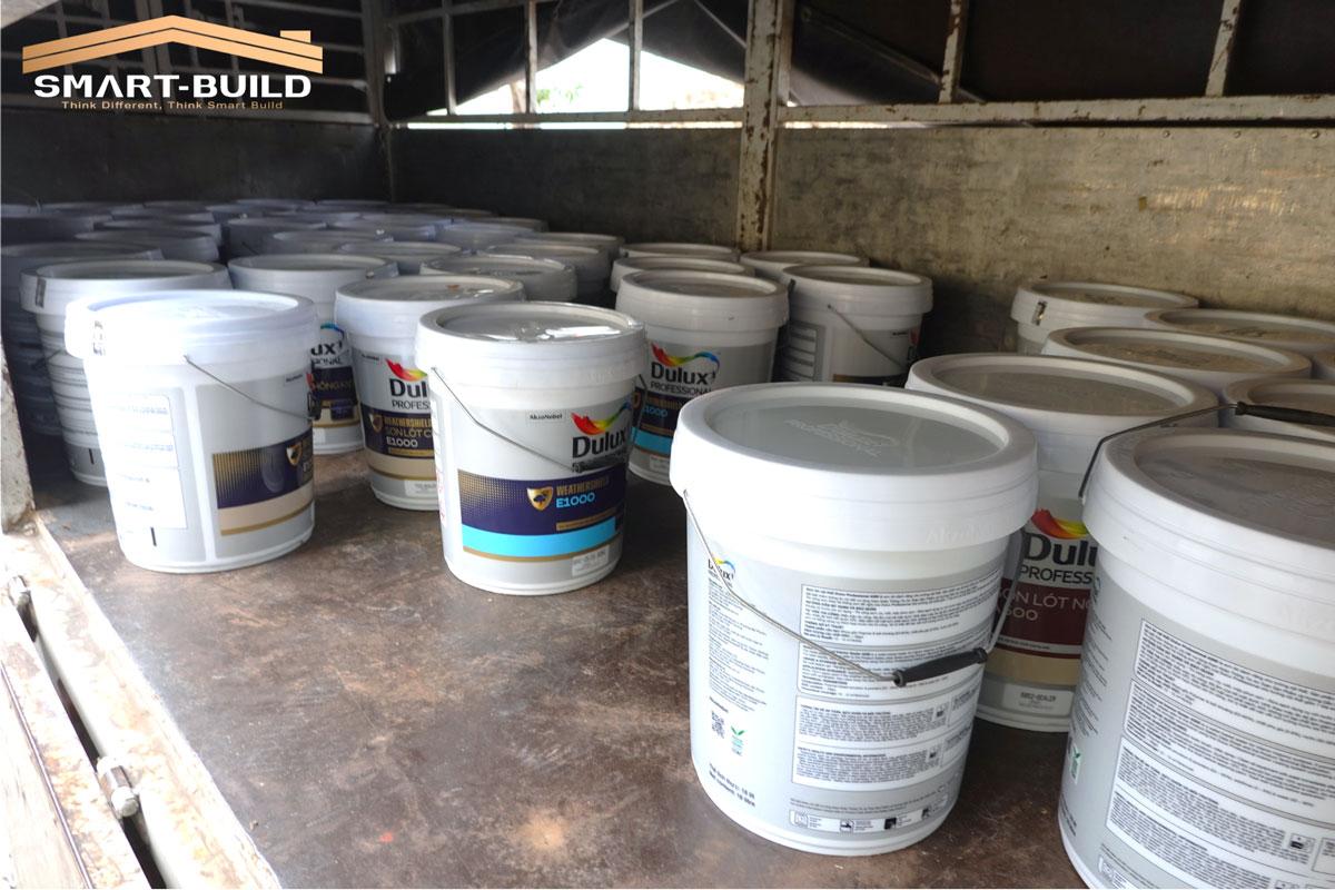 Những thùng sơn và bột trét Dulux  Professional được bàn giao