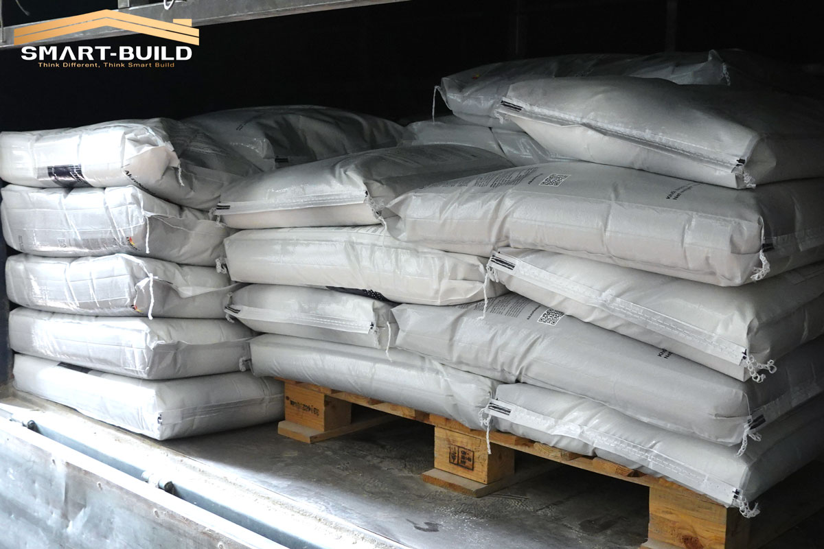 Những thùng sơn và bột trét Dulux  Professional được bàn giao